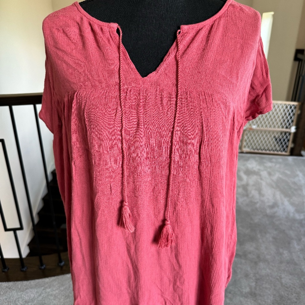 Super cute Old Navy top in the size XXL. Perfect for summer.